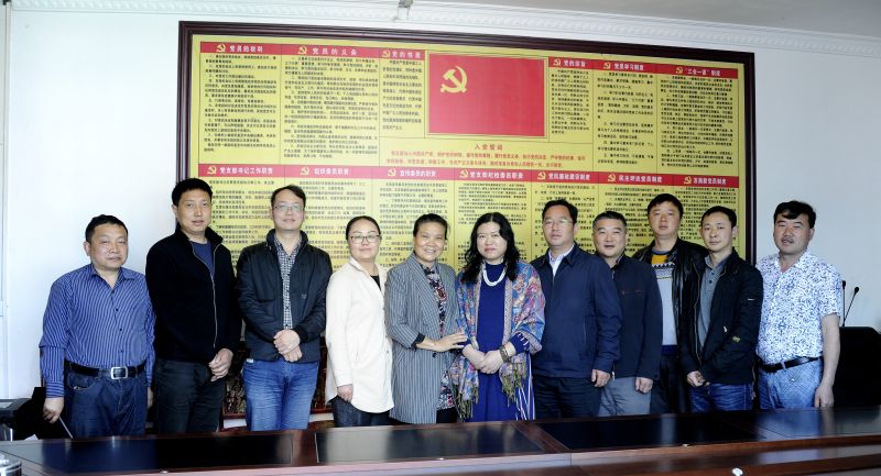 和贵州省自然资源厅派到赫章县同步小康驻村工作队员在一起