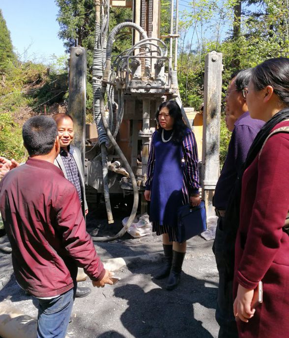 在贵州省极贫乡之一纳雍县董地乡罗嘎村打温泉井现场2