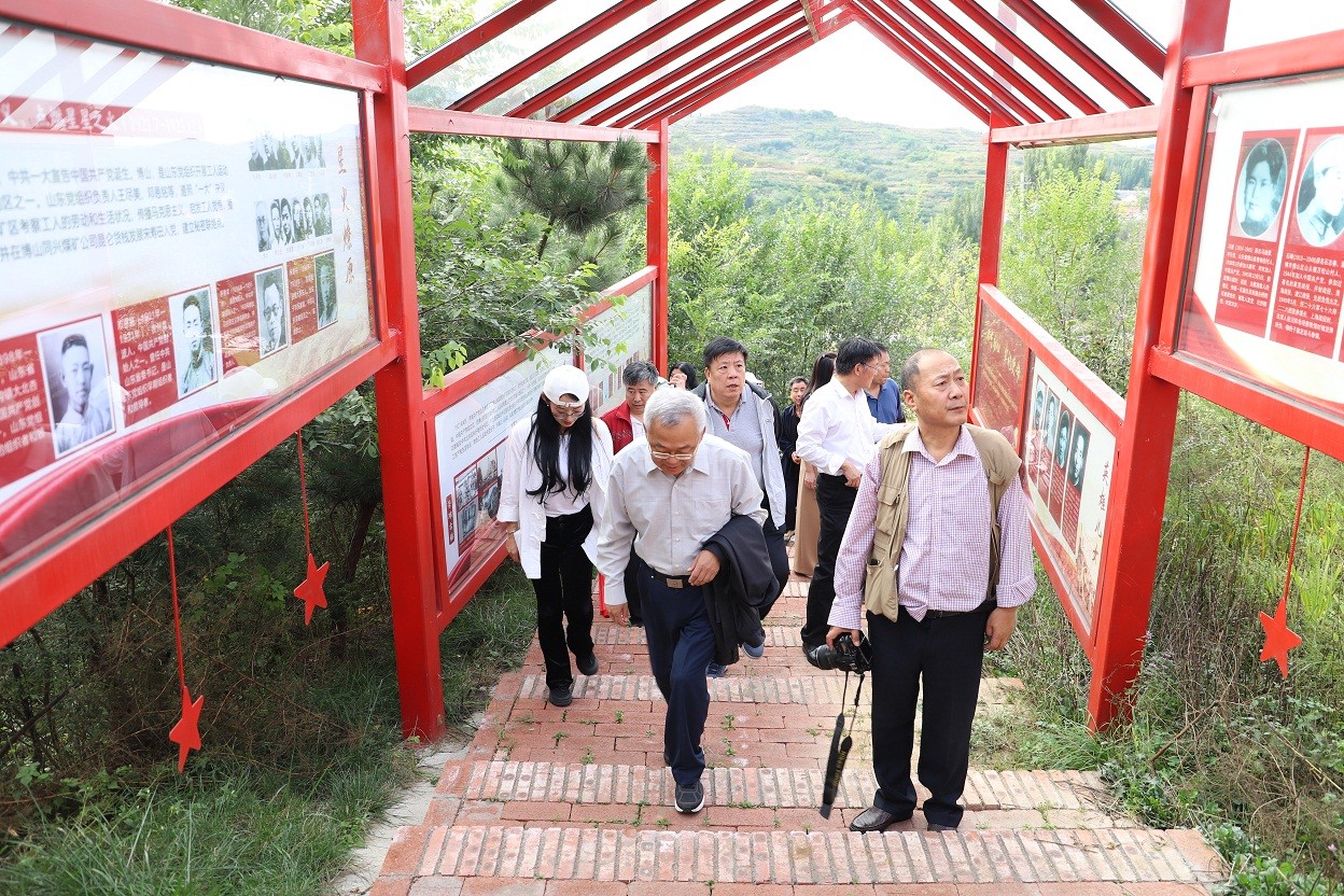 4、参观党史长廊_20220922182150